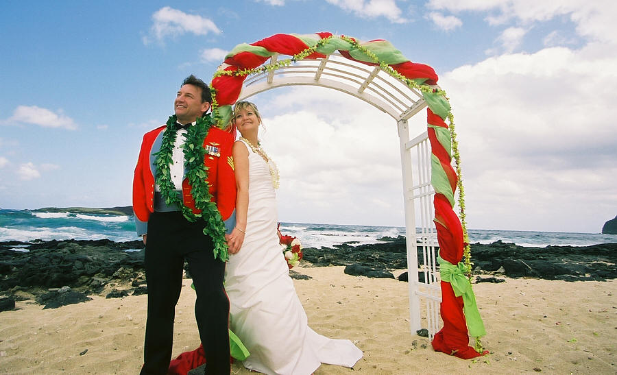 green and red Oahu beach marriage vows theme