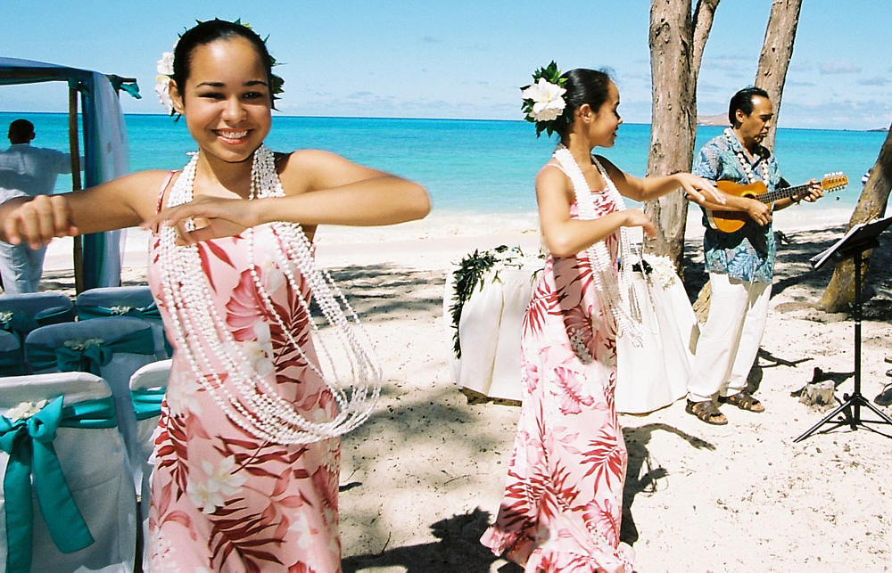 hula dancers at wedding in hawaii