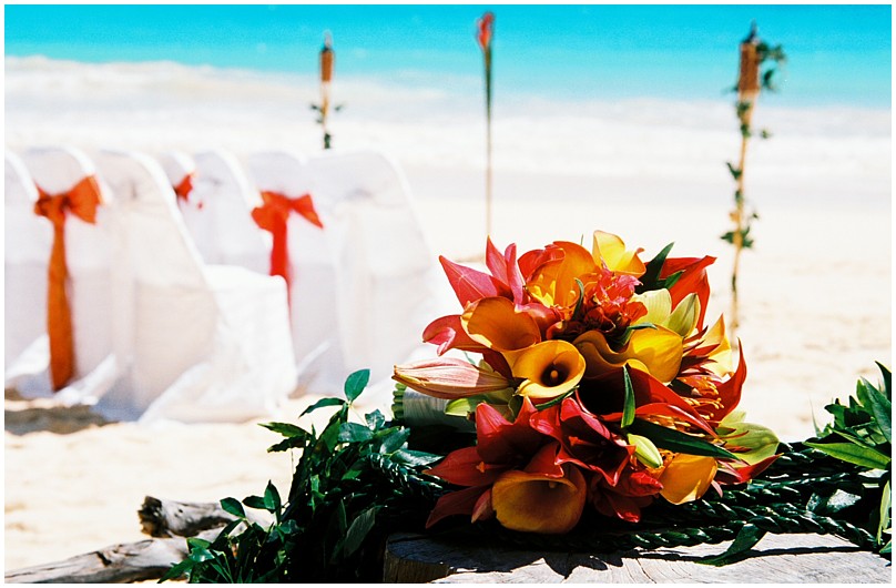calla lilly on a beach wedding table at the beginning of the ceremony
