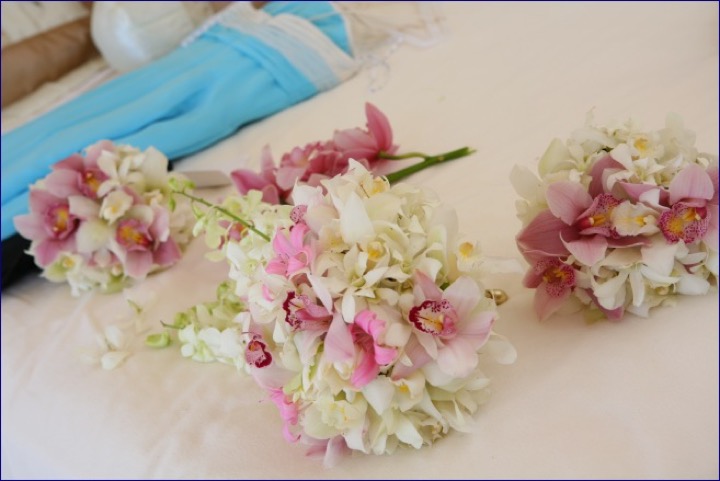 Bouquets of white orchids and pink roses waiting on the table