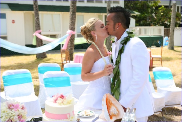 A kiss at the cake table