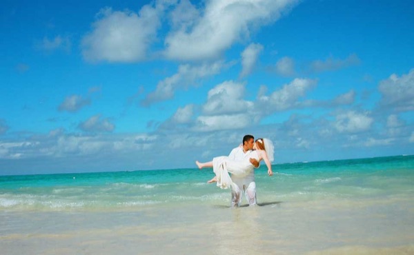 A kiss under the palms at Lanikai, close up