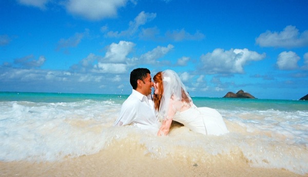 A kiss under the palms at Lanikai