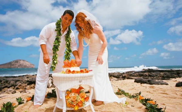 Cutting the cake on the beach
