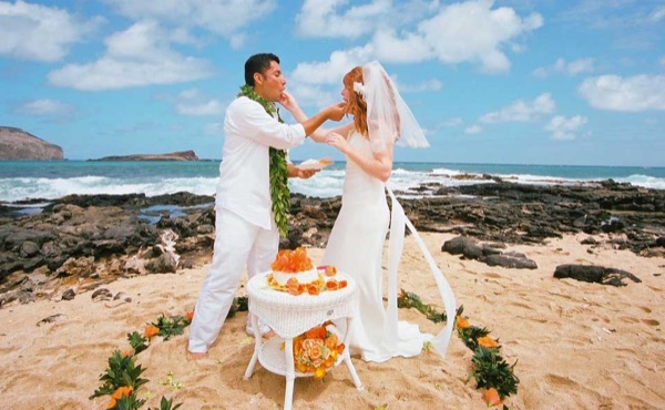 Cutting the cake on the beach, close up