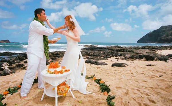 Cutting the cake on the beach, from another angle