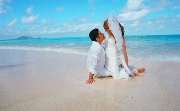 A kiss under the palms at Lanikai, in a happy moment
