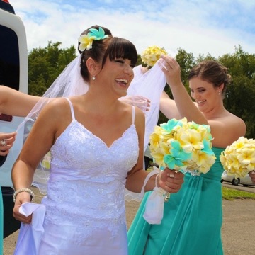 Jani with her bridesmaids in turquoise dresses holding yellow bouquets