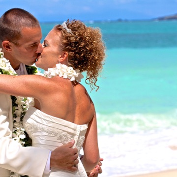 Karissa and Brian kissing by the ocean