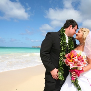 Heather and Travis kissing on Waimanalo Beach