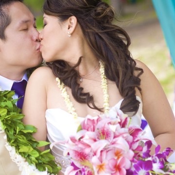 Grace and Minh kissing under the arch