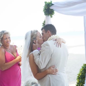 Leigh and Troy kissing on the beach