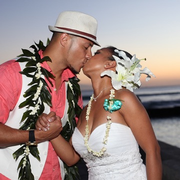 Sally and Lonny kissing in their leis