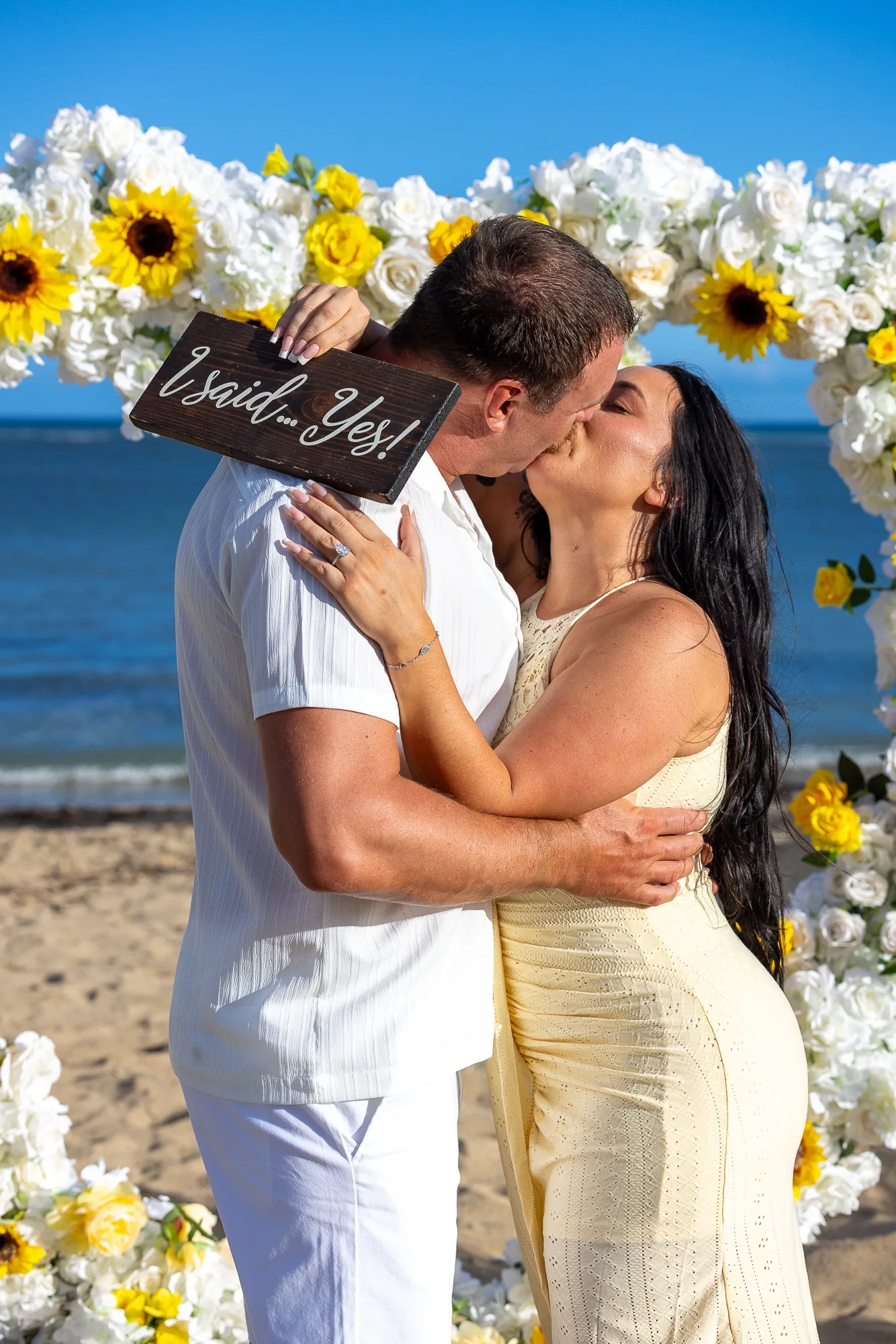 A kiss in the heart of roses and sunflowers
