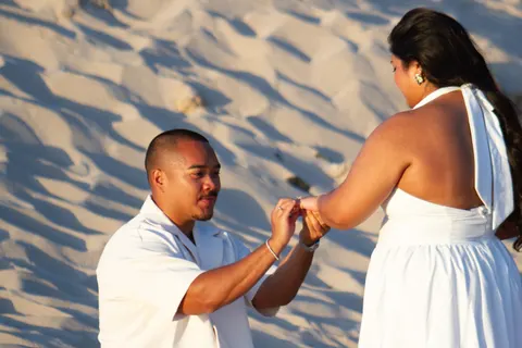 Proposal on the sand dunes, at a horseback proposal on Oahu