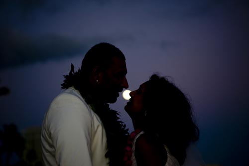 fareesh and sharon kissing in the full moon