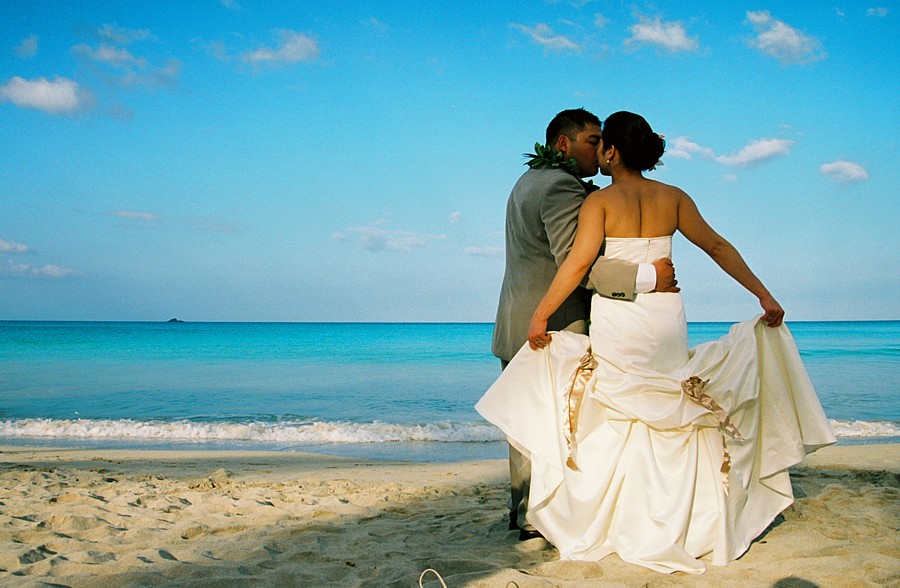 romatic hawaii beach wedding with rey and jo