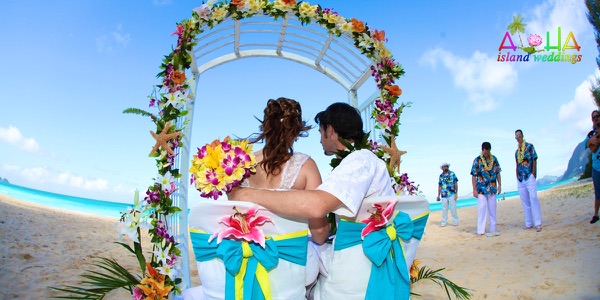 Guests watching the ceremony by the turquoise water, photo 2
