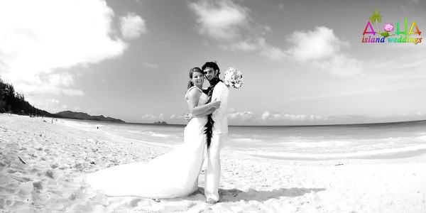 The groomsmen in bright aloha shirts on the beach, photo 2