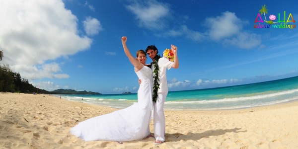 The bridal party on the sand, photo 2