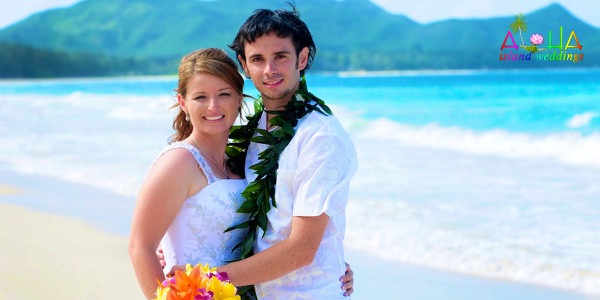 The groomsmen in bright aloha shirts on the beach, photo 3