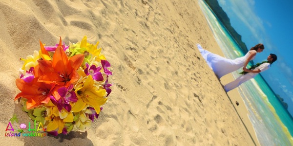 The bridal party on the sand, photo 3