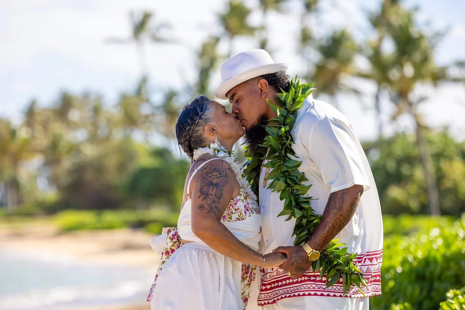 A kiss with the palm trees behind