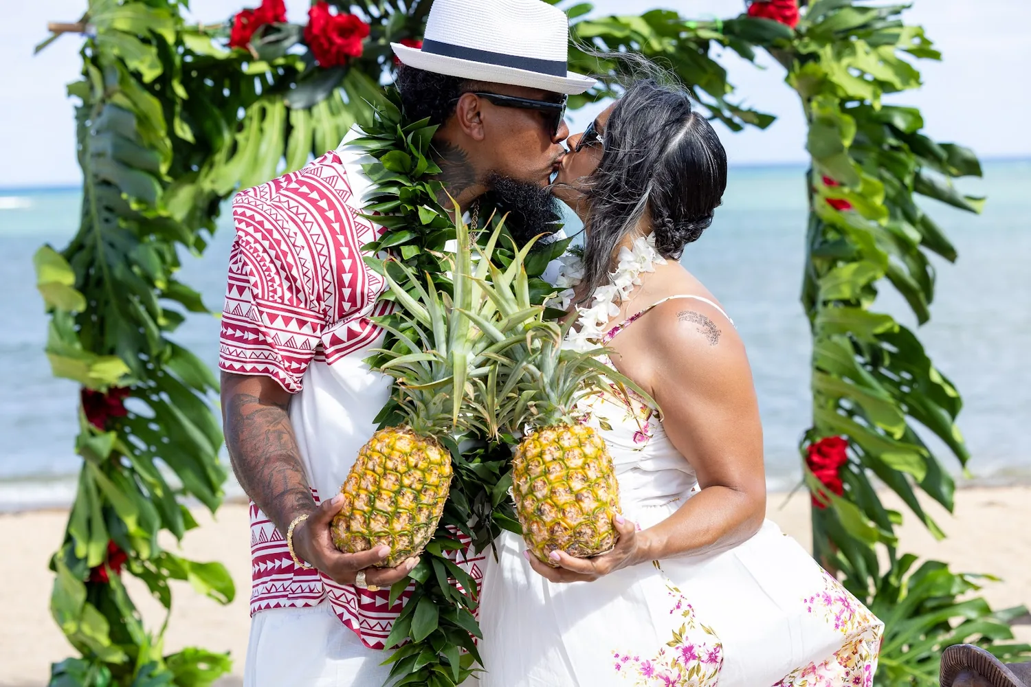 A kiss behind two pineapples