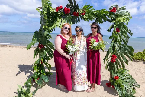 Jocelyn and her bridesmaids at the arch