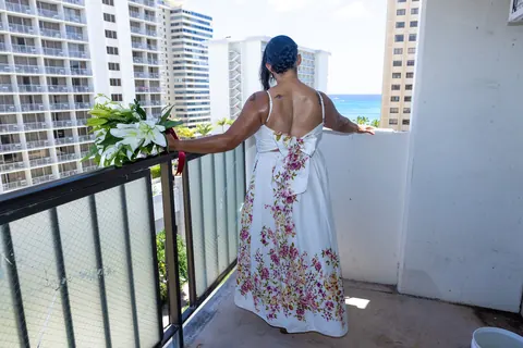 Jocelyn looking out over Waikiki from the balcony