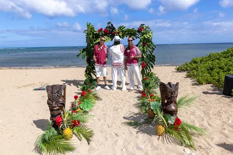 Wide view of the arch and the tiki statues