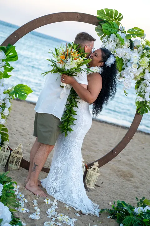 Bouquet up for a kiss at the archway