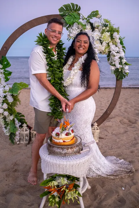 Cutting the cake at the circle archway