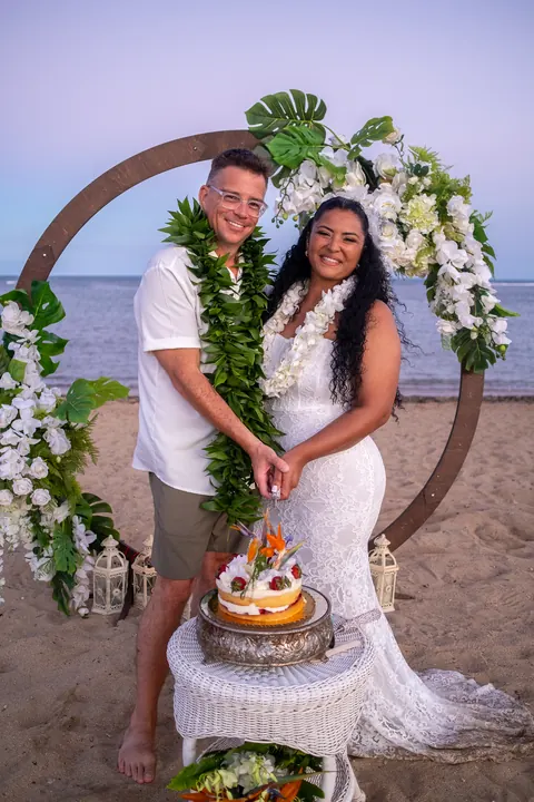 Cutting the cake at the archway