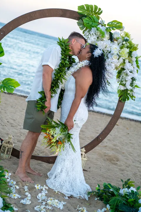 A kiss at the archway with the bouquet