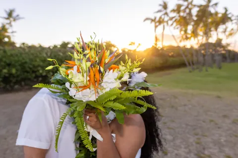 A kiss behind the tropical bouquet