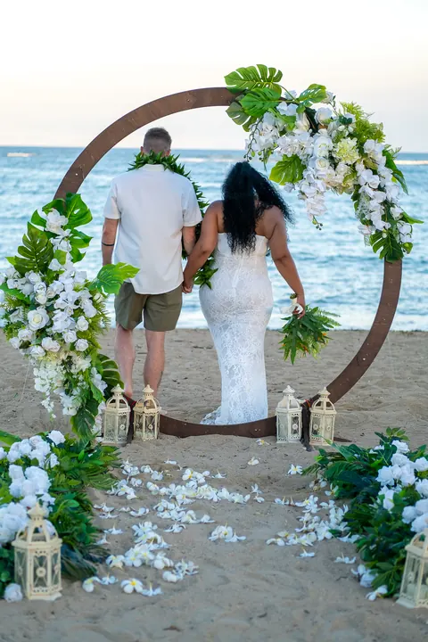 A kiss inside the circle archway with the ocean behind