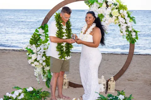 Saying their vows under the circle archway