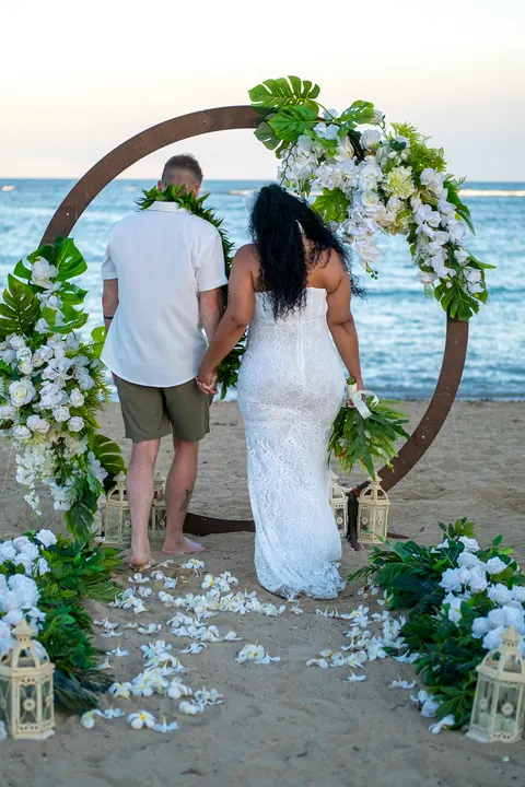 John and Dianna together inside the circle archway