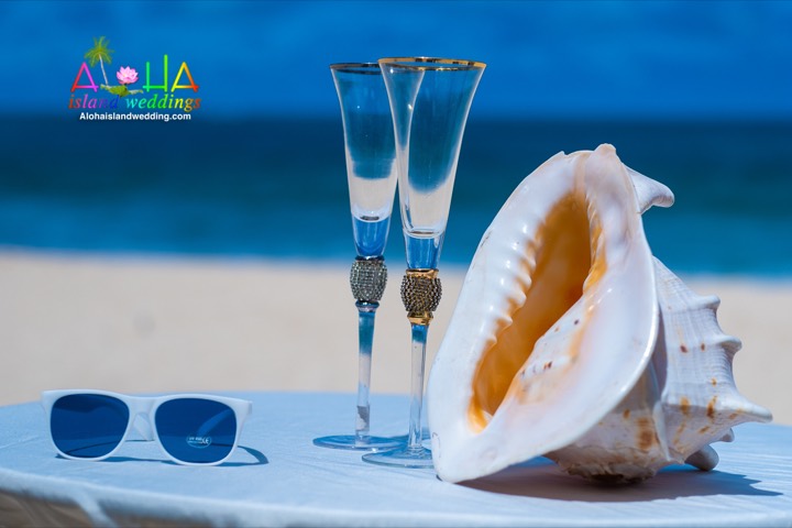 Conch shell and champagne glasses on the ceremony table