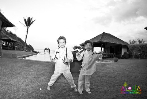 Kids playing with their wedding leis on the beach in Hawaii