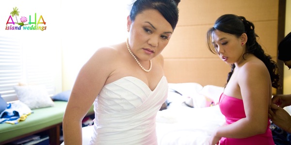 Leling getting ready with her bridesmaids at the Moana, photo 3