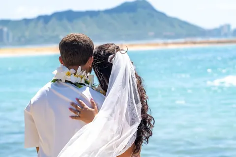 A kiss with Diamond Head behind
