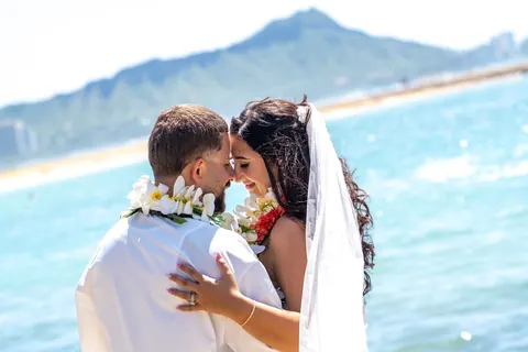 A kiss with Diamond Head in the distance