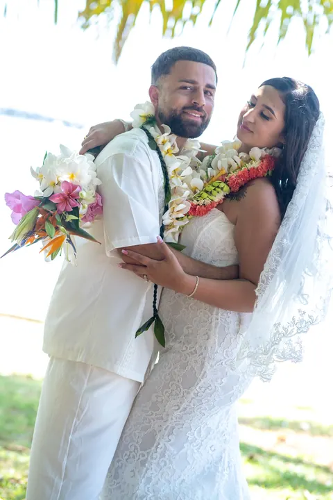 Lila's bouquet and his lei up close