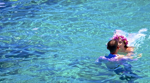 Jill and James kiss in the ocean before their underwater photos