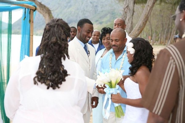 Naheshae and Damarus at the turquoise arch, smiling