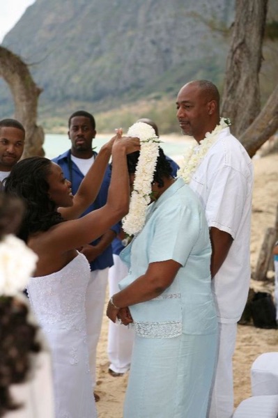 Naheshae and Damarus at the turquoise arch, under a blue sky