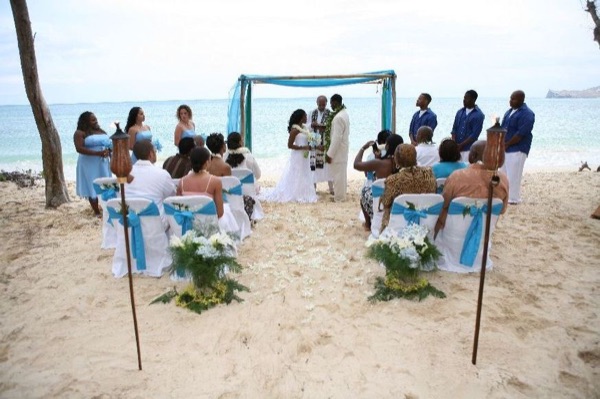 Naheshae and Damarus at the turquoise arch, wide view
