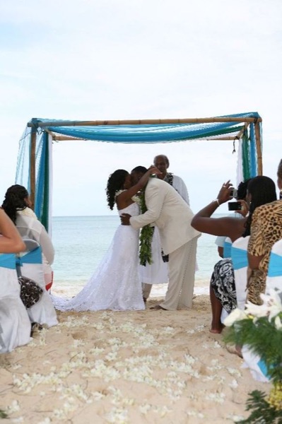 Naheshae and Damarus at the turquoise arch, in a happy moment